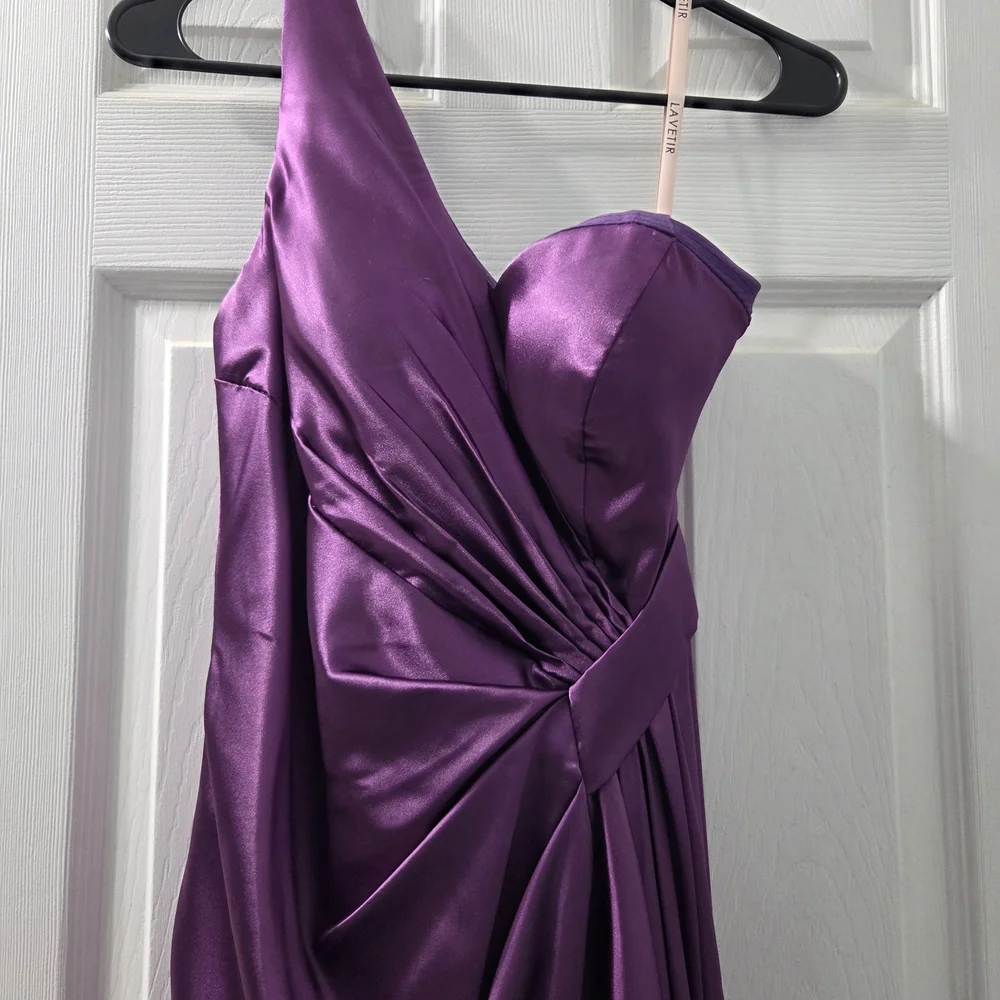 Elegant One Shoulder Satin Dress in Deep Purple - Picture 4 of 12